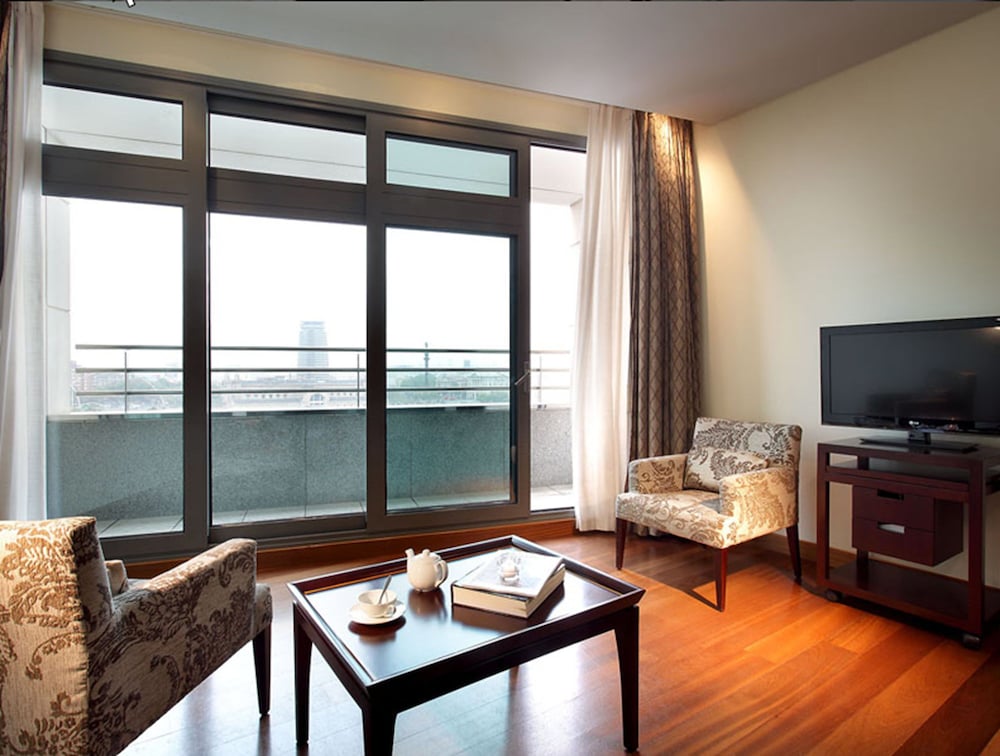 Premier Room thumbnail 6