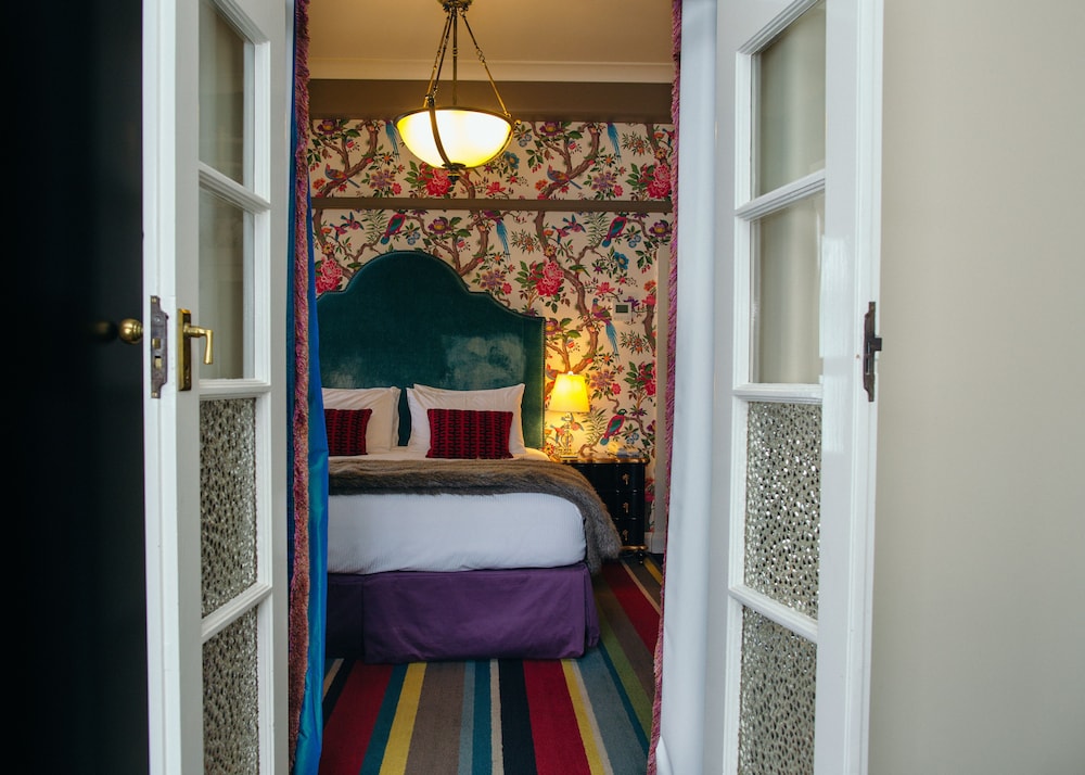 Premium Suite, 1 King Bed photo 2