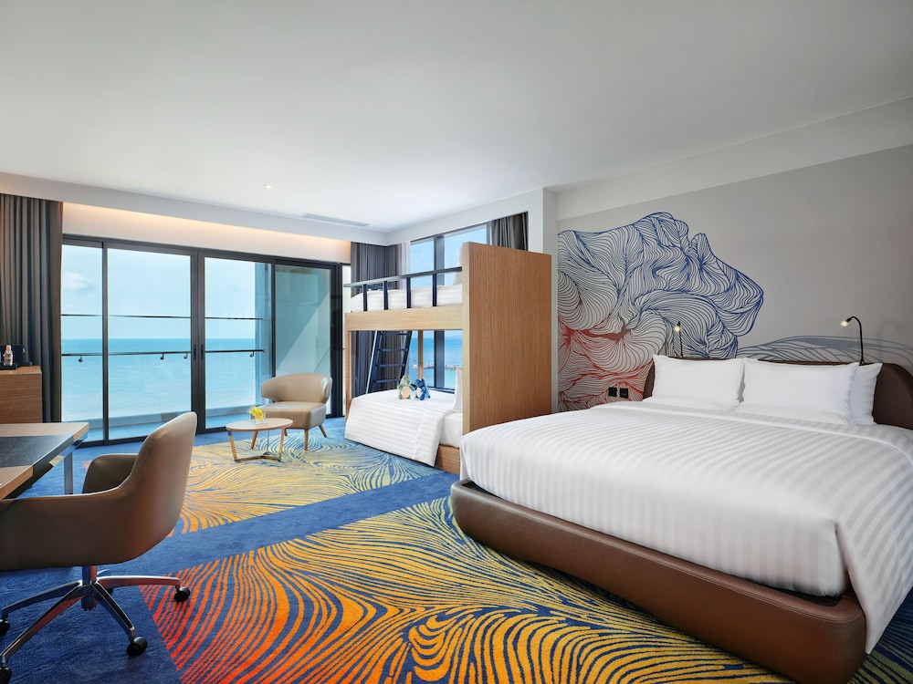 Family Suite, Lounge Access, Balcony, Sea View - 1 king bed and 1 bunk bed - Photo 1