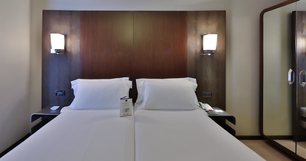 Standard Room, 2 Twin Beds - Photo 2