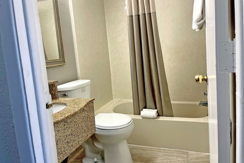 Deluxe Room, 2 Double Beds, Non Smoking, Refrigerator & Microwave - Photo 7