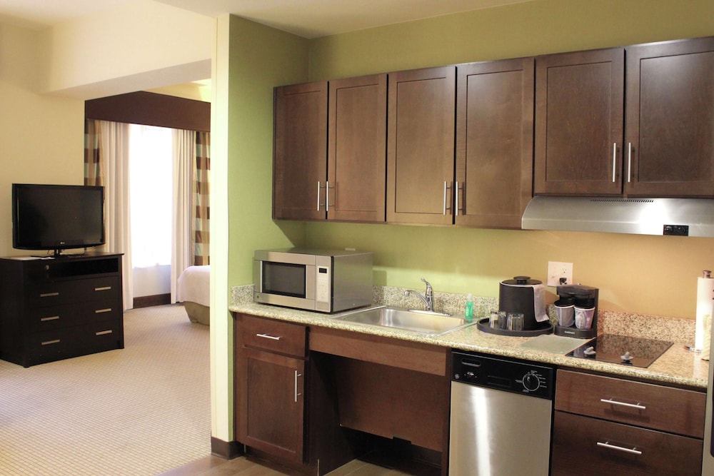 Studio, 1 King Bed, Accessible (Mobility & Hearing, Roll-in Shower) photo 2