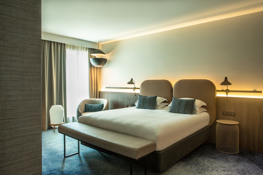 Premium Suite, 1 King Bed (Living Area) - Photo 4