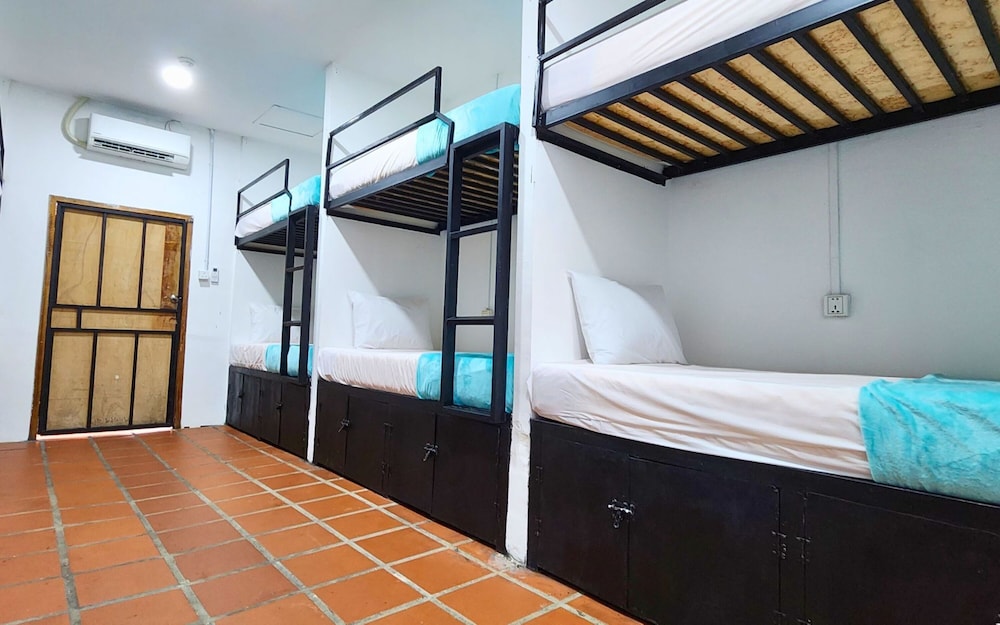 Superior 12 Bed Female Dorm photo 2