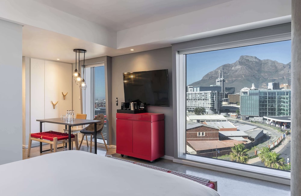 Family Room (Superior - Table Mountain View) photo 2