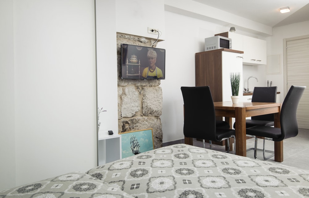 Apartment, Ground Floor - Photo 1