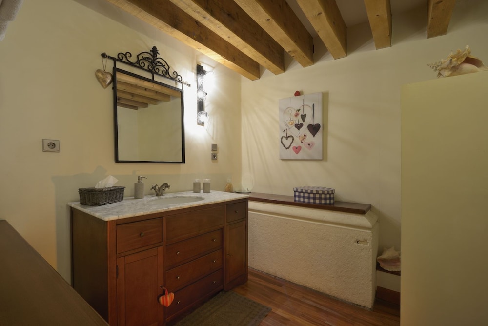 Comfort Suite, 1 Queen Bed, Ensuite photo 3