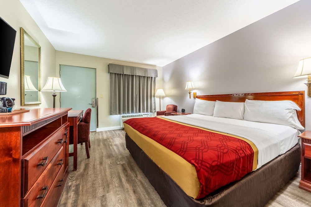 Room, 1 King Bed, Non Smoking - Photo 7
