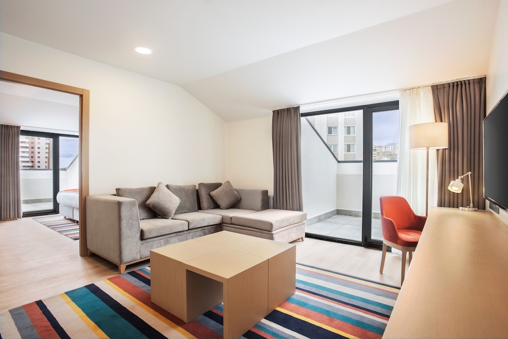 Suite, 1 King Bed, Non Smoking - Photo 8