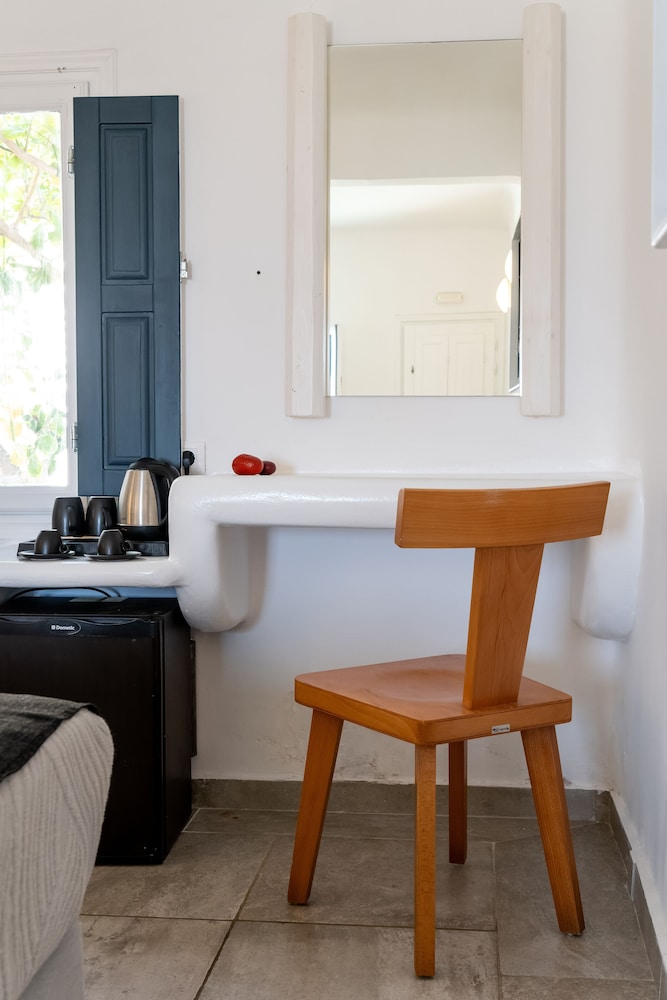 Deluxe Suite with Plunge Pool & Caldera View - Photo 9