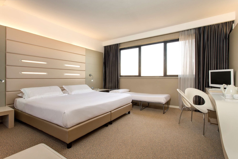 Standard Room, Multiple Beds thumbnail 6