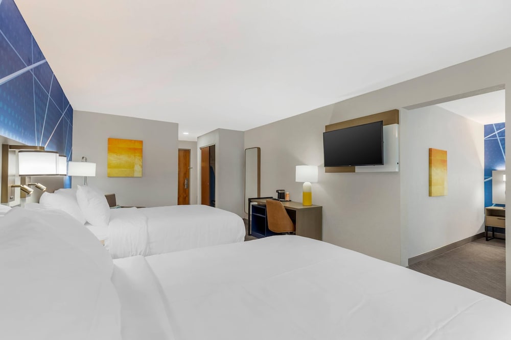 Standard Suite, Multiple Beds, Non Smoking photo 3