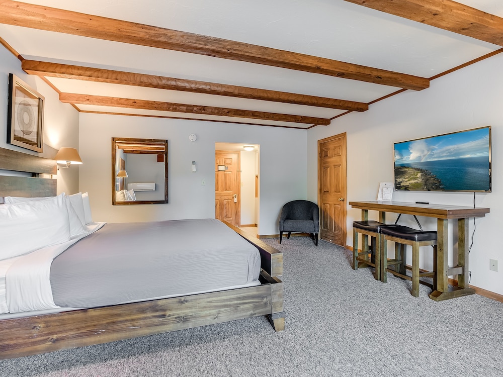 Superior Room, 1 King Bed, Mountain View