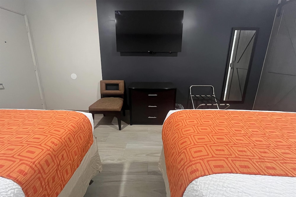 Family Suite, 2 Queen Beds, Non Smoking, Kitchenette photo 3