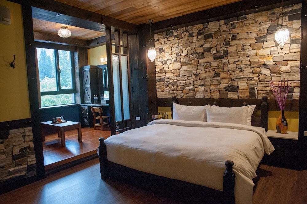 Double Room, 1 King Bed, Mountain View photo 3