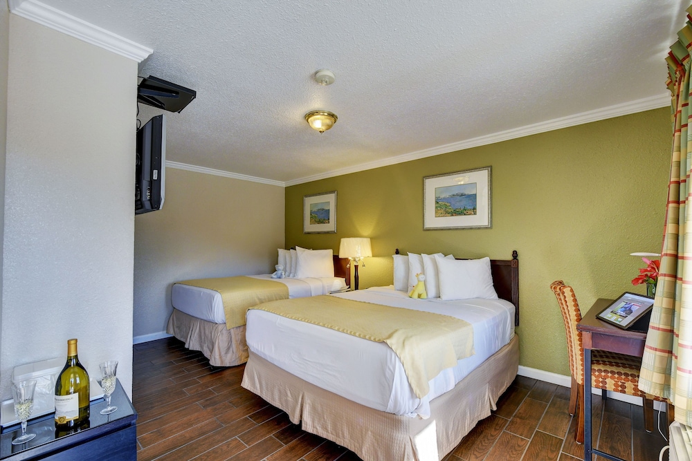 Standard Room, 1 Queen and 1 Double Bed, Non Smoking - Photo 1