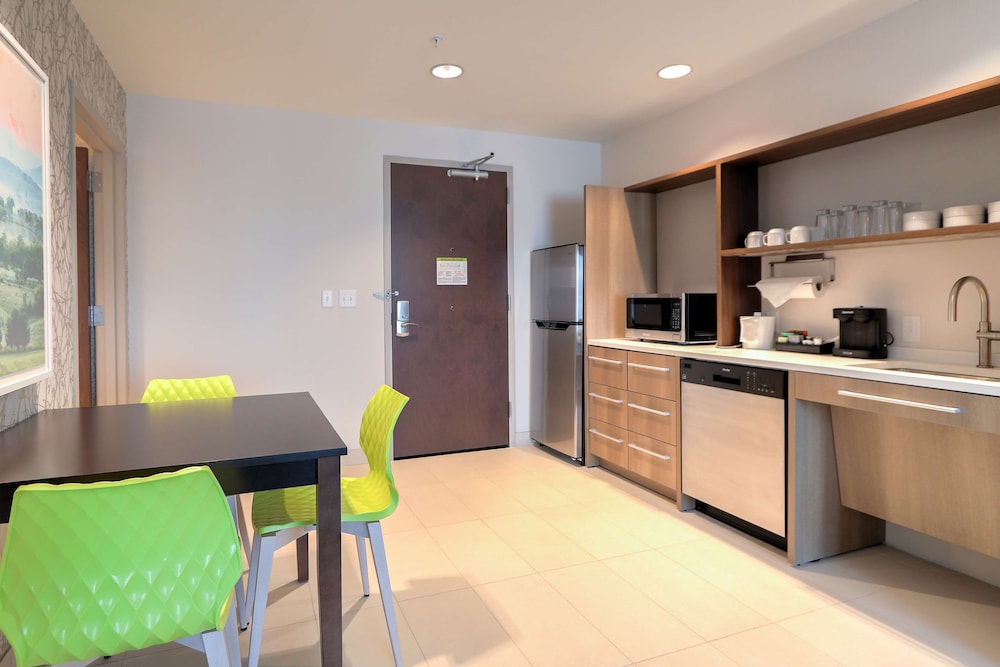 Suite, 1 King Bed, Accessible (Roll-In Shower) photo 2