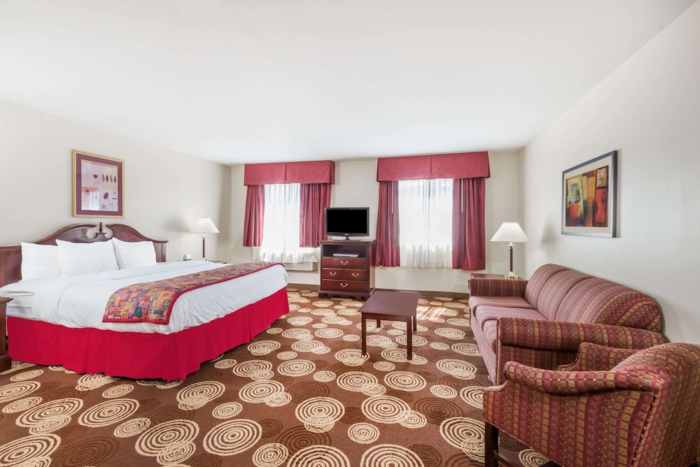 Suite, 1 King Bed, Non Smoking - Photo 1
