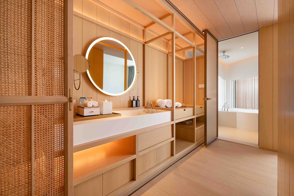 Deluxe Room, 1 King Bed, Balcony - Photo 3