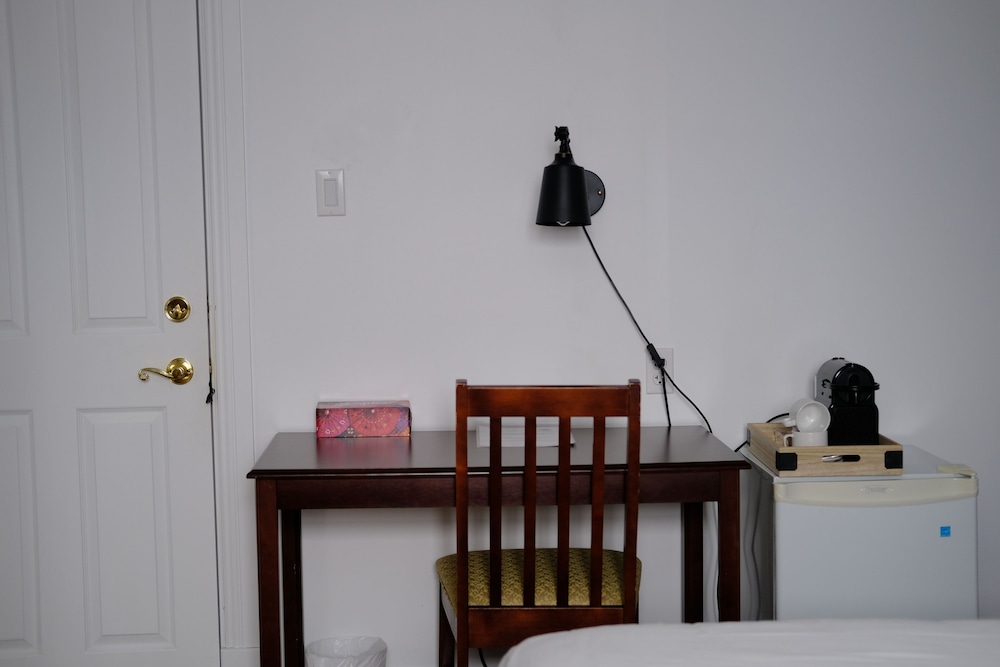 Standard Room, 1 Queen Bed photo 3