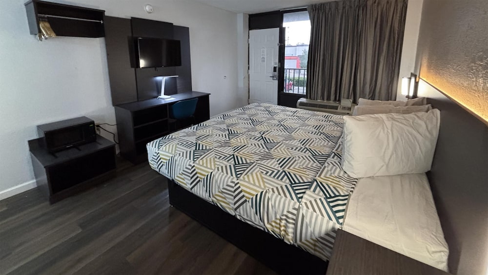 Deluxe Room, 1 Queen Bed, Non Smoking, Refrigerator & Microwave photo 3