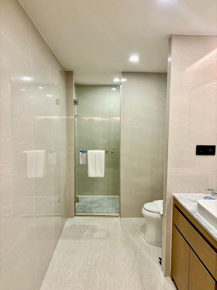 Premier Suite - Photo 15