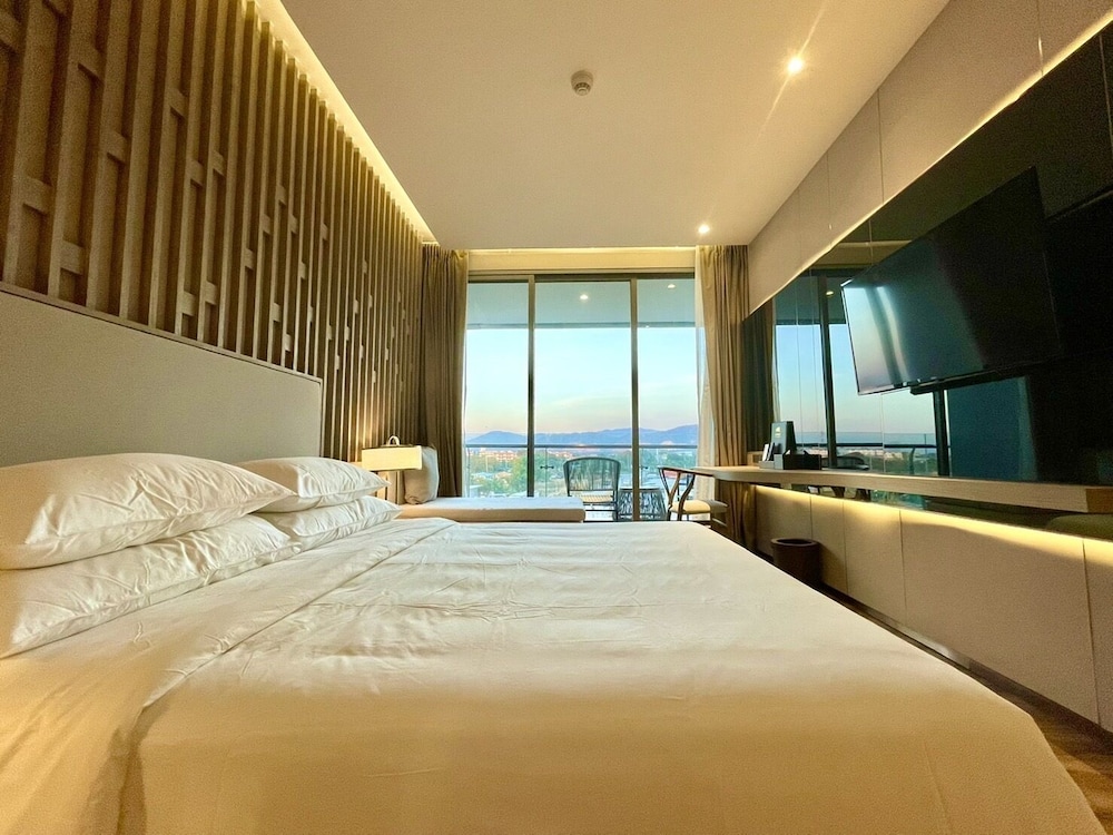 Deluxe Double Room, 1 King Bed, Mountain View - Photo 1