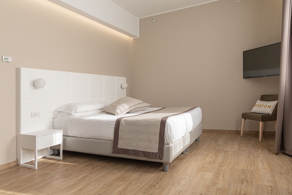 Deluxe Room, 1 Queen Bed - Photo 4