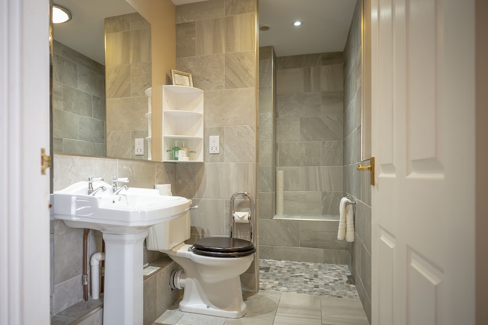 Double or Twin Room (Large) photo 2