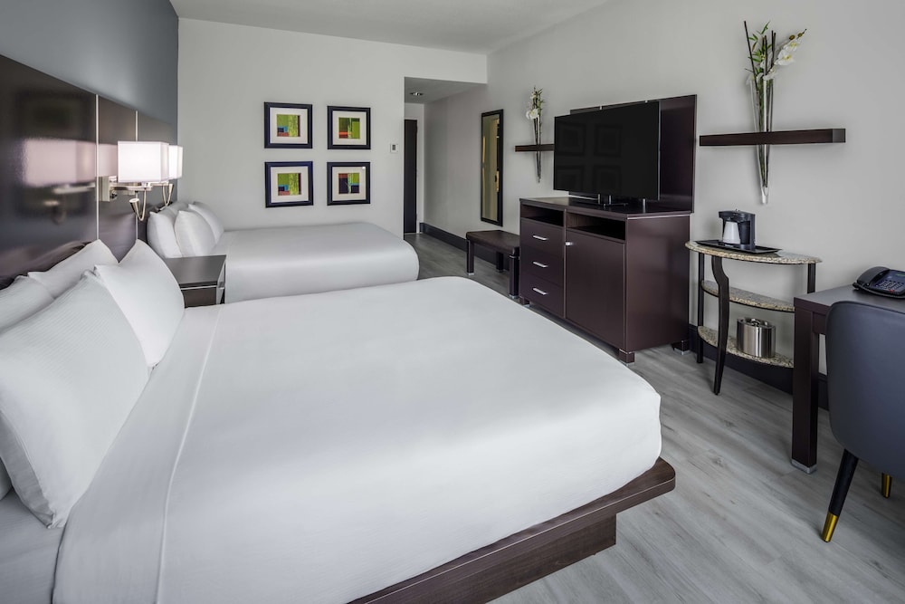 Room, 2 Queen Beds, Bathtub (Mobility & Hearing)