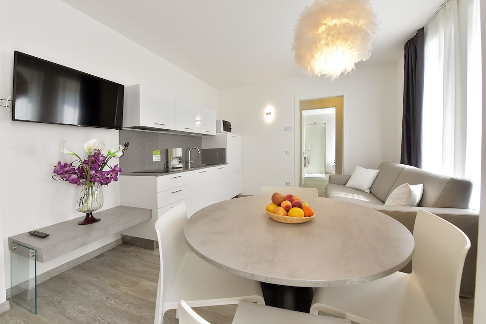Premium Apartment, 1 Queen Bed with Sofa bed, Mountain View