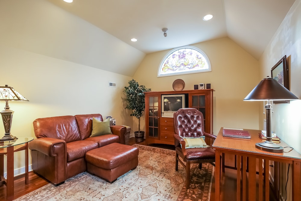Oak Park Suite photo 3