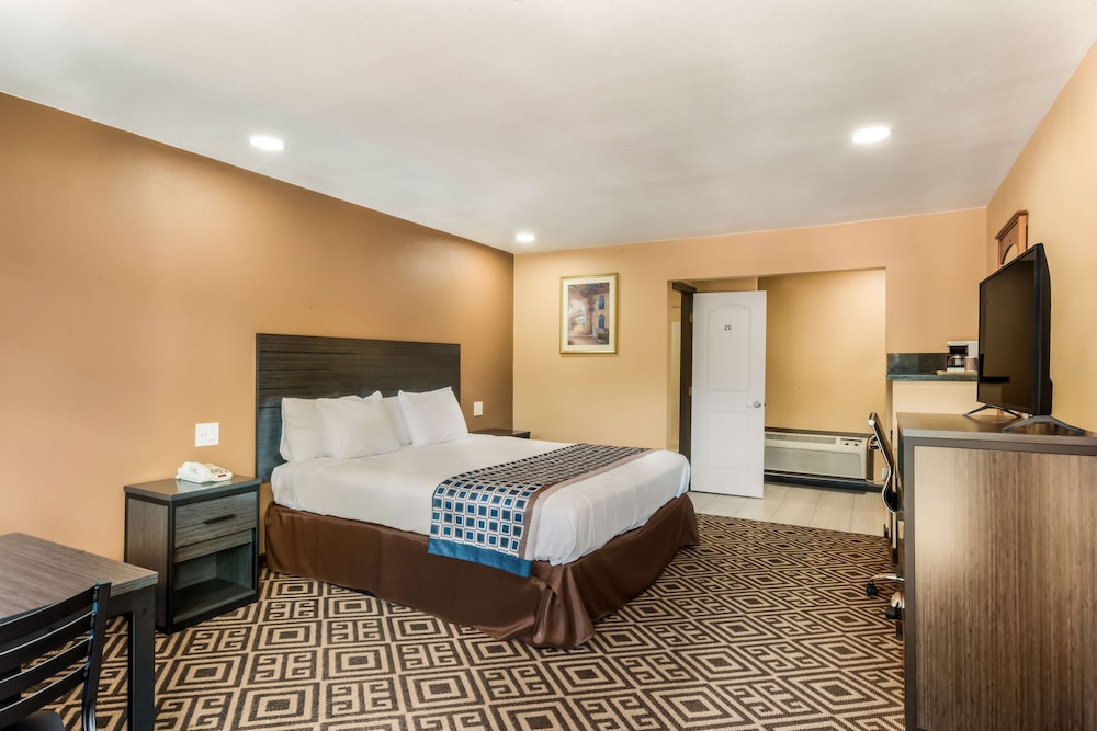 Room, 1 King Bed, Smoking - Photo 4