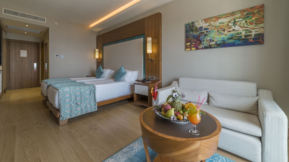 Family Room, Partial Sea View photo 2
