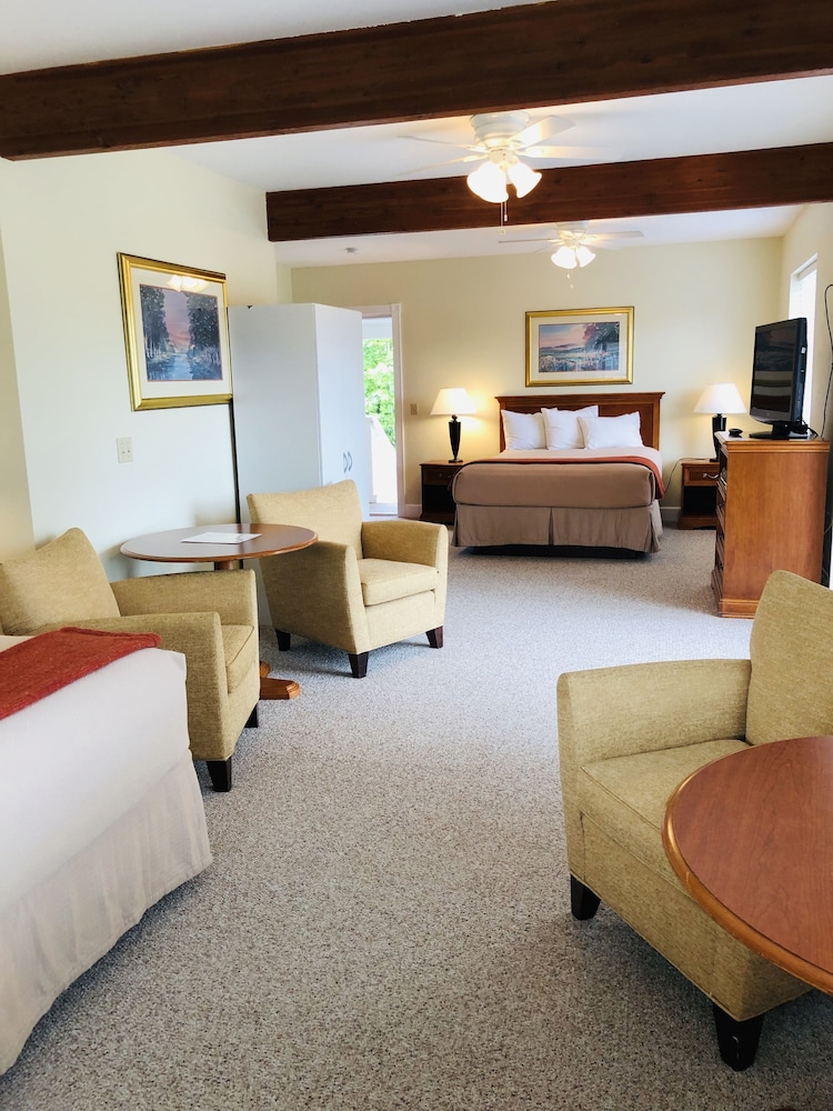 Family Room, Multiple Beds (1 King Bed and 1 Queen Bed) photo 1