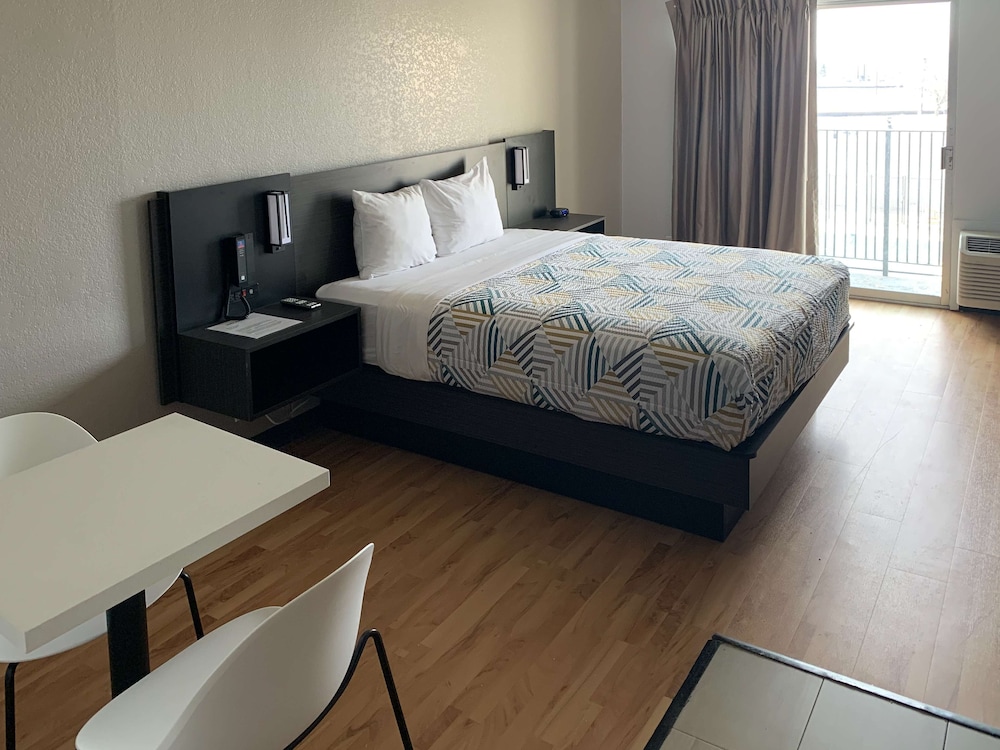 Standard Room, 1 Queen Bed, Non Smoking, Kitchenette - Photo 6