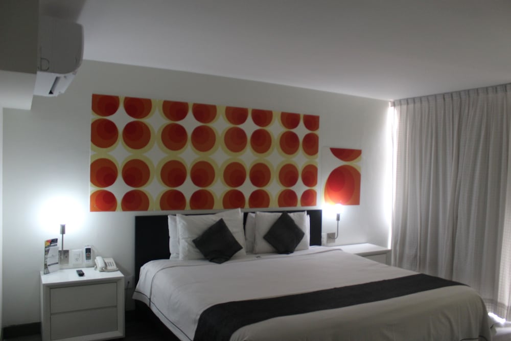 Basic Room, 1 King Bed - Photo 4