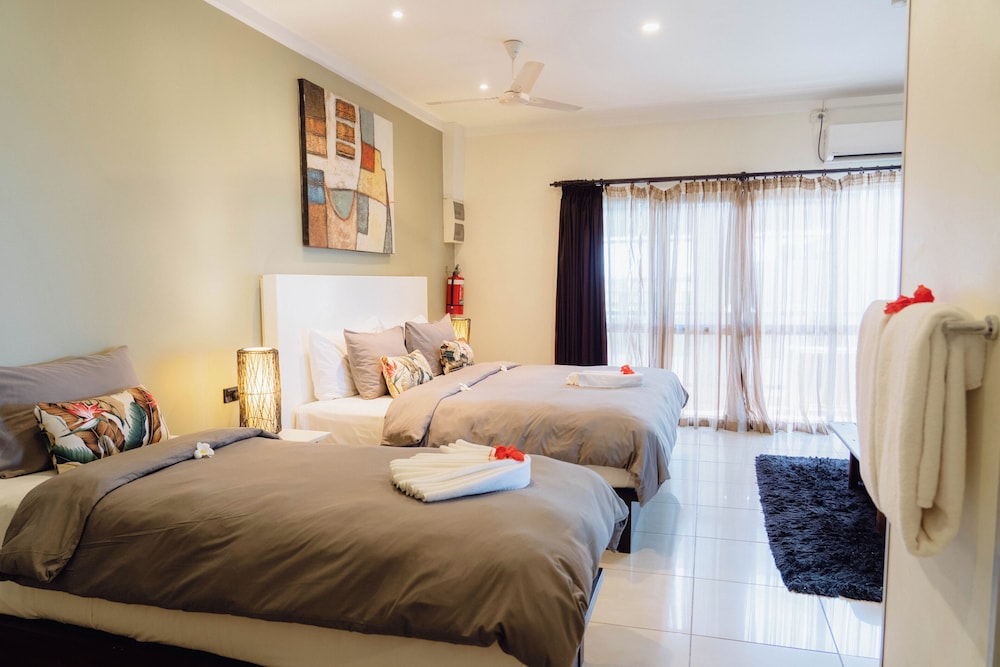 Sunset Suite with Beachfront Balcony photo 9