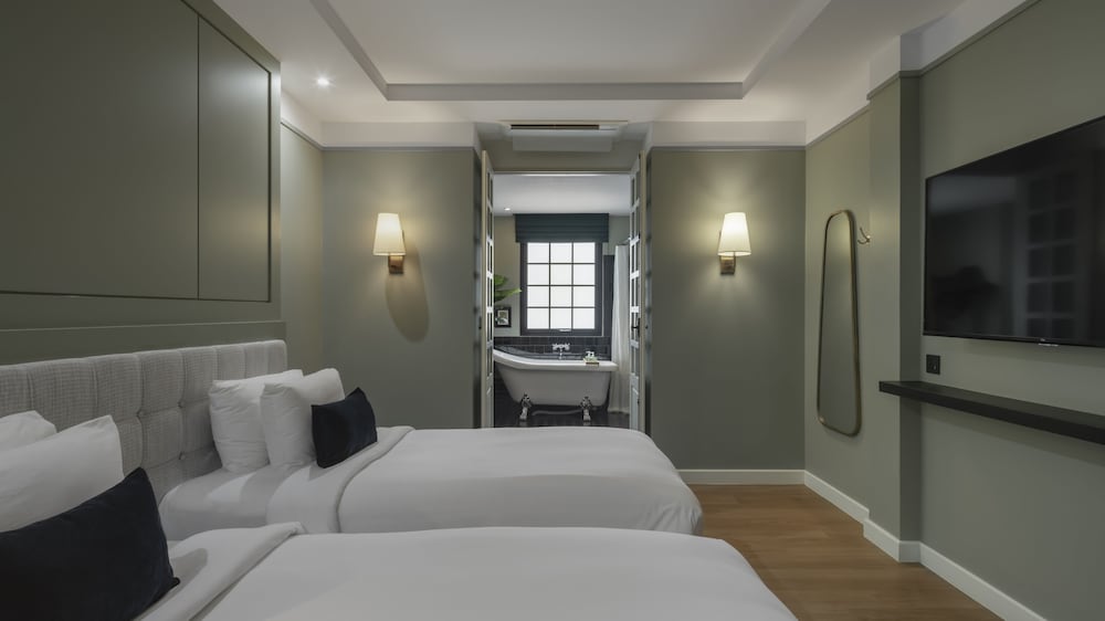 Standard Twin Room thumbnail 6