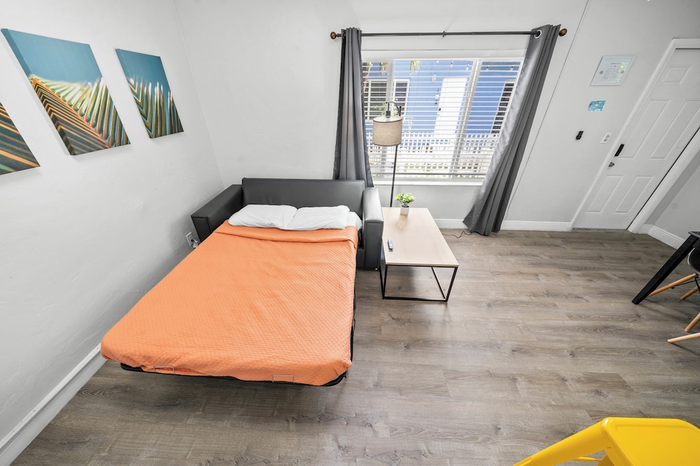 Standard 1-Bedroom Queen w/ Kitchen, Patio & Sofa Bed photo 2