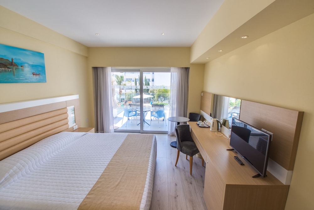 Superior Room, Pool View