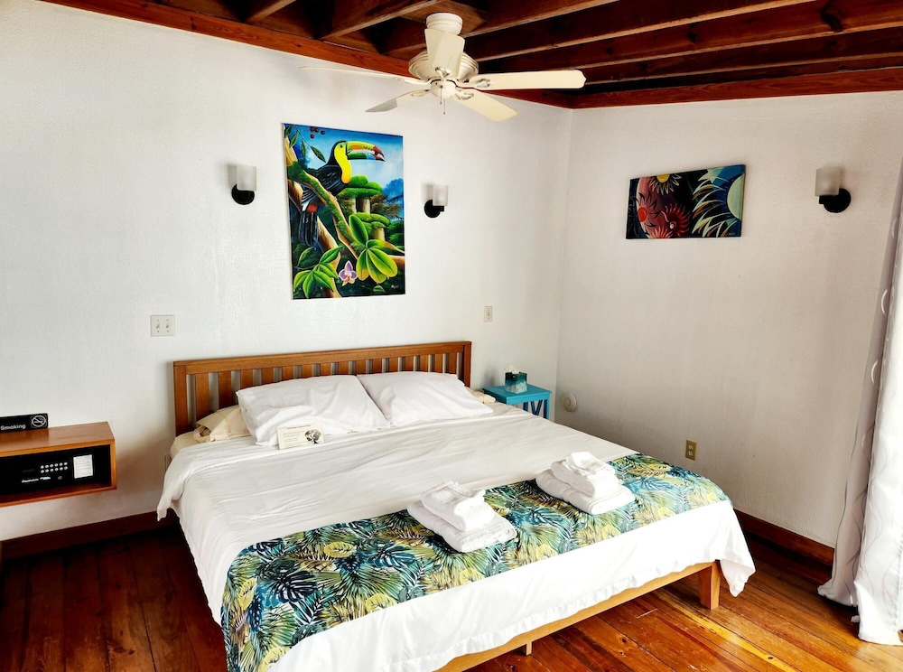 Standard Room, 1 King Bed, Balcony, Beach View photo 2