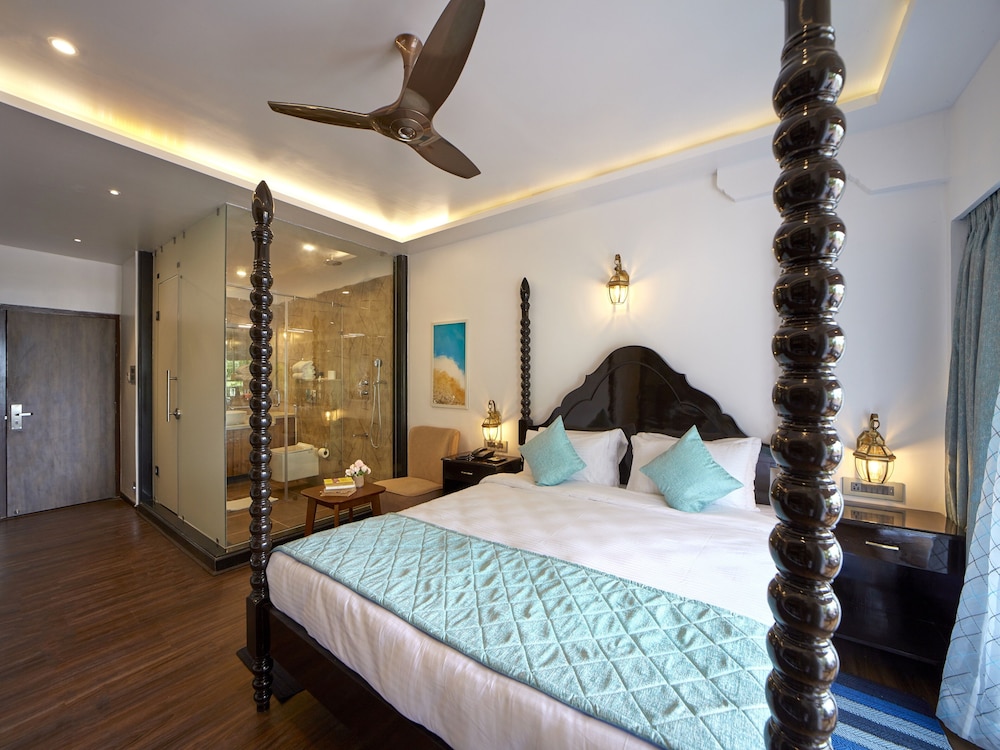 Premium Room, 1 King Bed, Pool View, Poolside