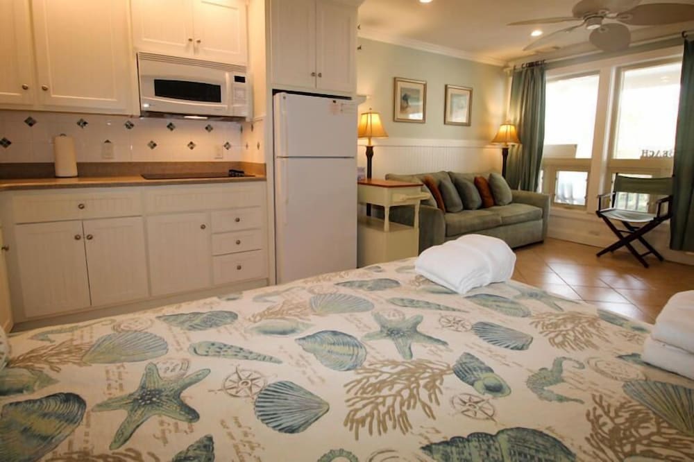 Room, 1 Queen Bed with Sofa bed, Balcony, Pool View photo 1