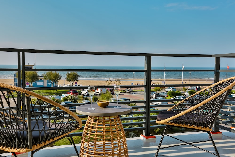 Double Room, 1 King Bed, Balcony, Sea View photo 2