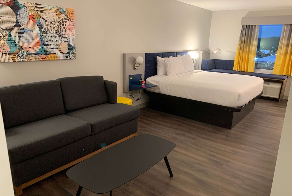 Suite, 1 King Bed, Accessible, Non Smoking (Mobility, Roll-In Shower) photo 2