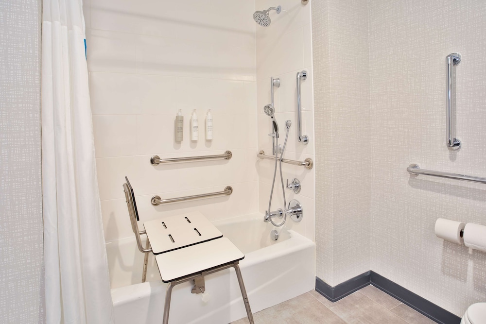 Room, 2 Queen Beds, Accessible, Bathtub (Mobility & Hearing) - Photo 7