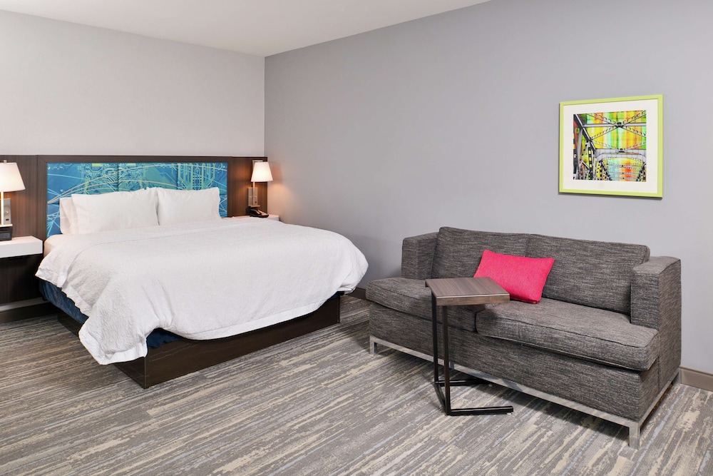 Room, 1 King Bed with Sofa bed, Accessible, Bathtub photo 3