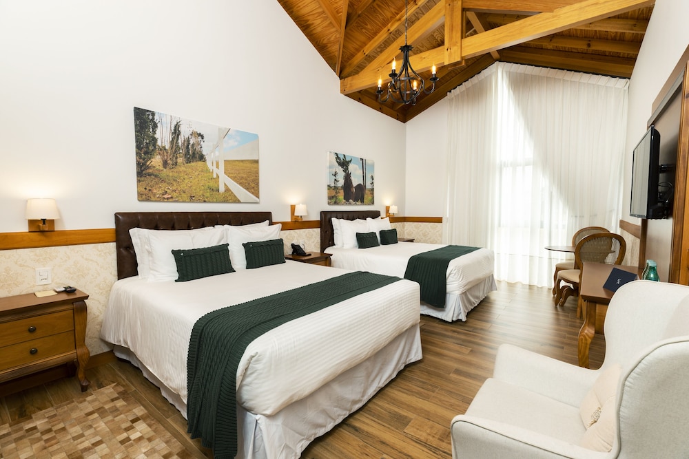 Deluxe Quadruple Room, 2 Queen Beds photo 1