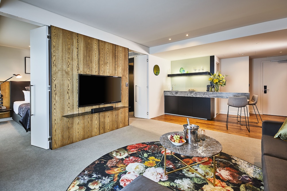 Grand Deluxe Harbour View Suite - Photo 3